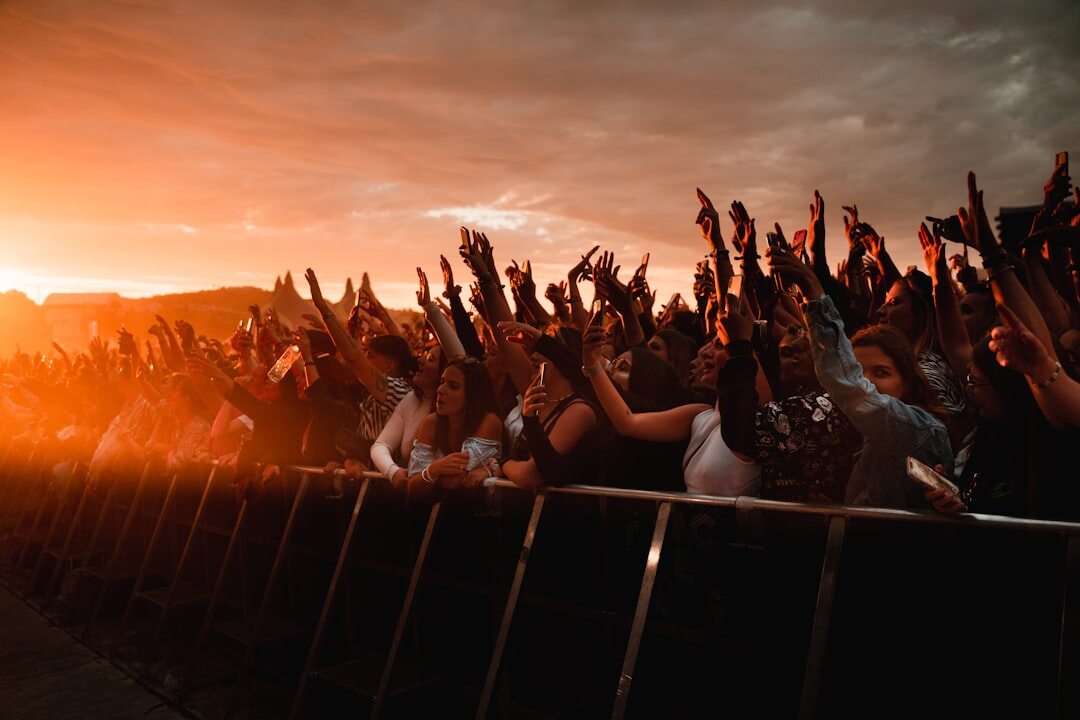 live audience clapping
